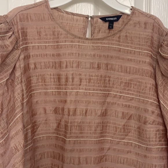 Express - textured puff sleeve crew neck top - Picture 3 of 8